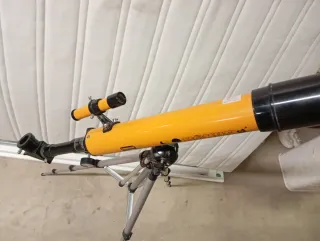 Telescopio astronomico arancione