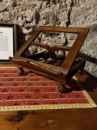 Antico leggio in legno