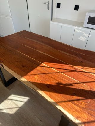 Tavolo in legno massello con gambe nere