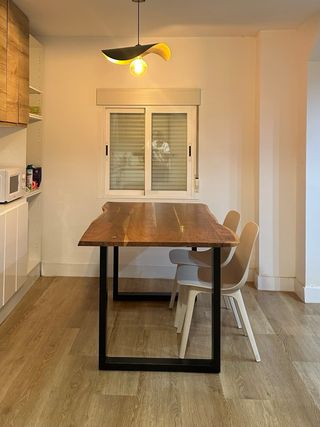 Tavolo in legno massello con gambe nere