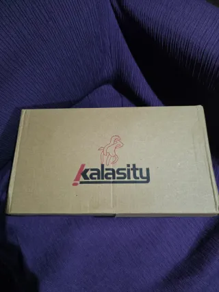 Zapatillas deportivas negras y doradas