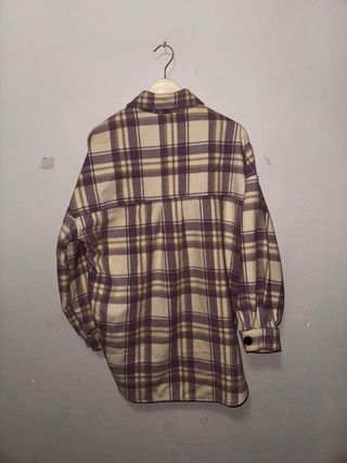 Sobrecamisa cuadros Bershka beige y morado