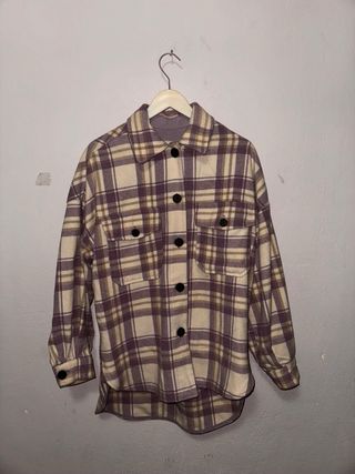 Sobrecamisa cuadros Bershka beige y morado