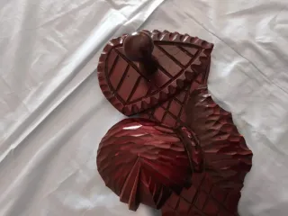 Appendiabiti in legno medievale con elmi e scudi