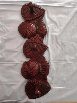 Appendiabiti in legno medievale con elmi e scudi