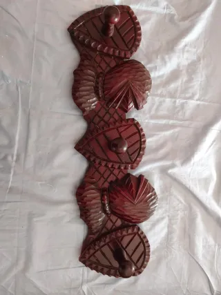 Appendiabiti in legno medievale con elmi e scudi