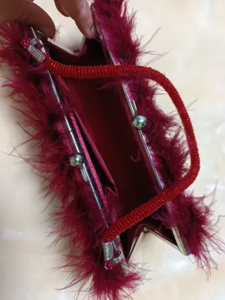 Bolso de fiesta rojo con plumas