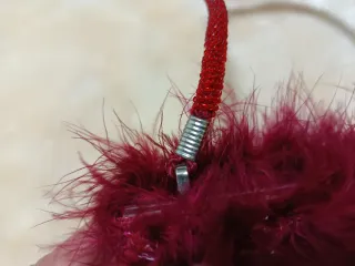 Bolso de fiesta rojo con plumas