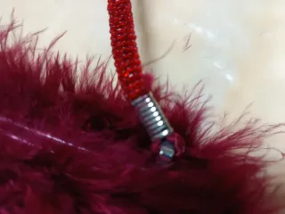 Bolso de fiesta rojo con plumas