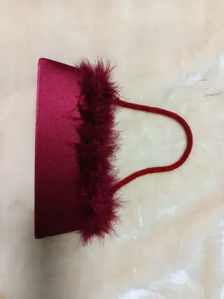 Bolso de fiesta rojo con plumas