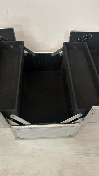 Caja metálica Avon para maquillaje