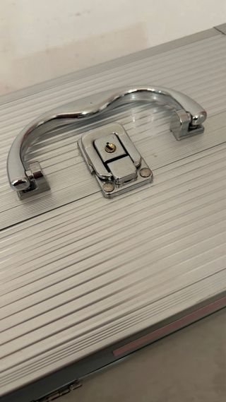 Caja metálica Avon para maquillaje