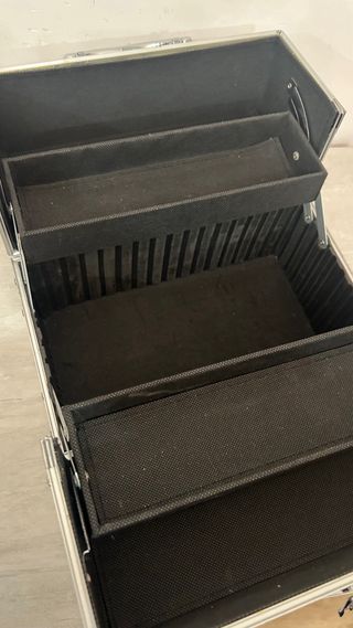 Caja metálica Avon para maquillaje