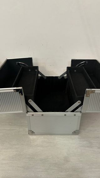 Caja metálica Avon para maquillaje