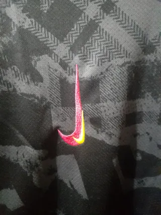 Camiseta deportiva Nike negra y