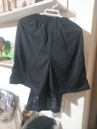 Camiseta deportiva Nike negra y