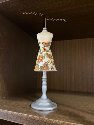 Colgador de joyas maniquí estampado