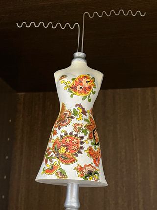 Colgador de joyas maniquí estampado