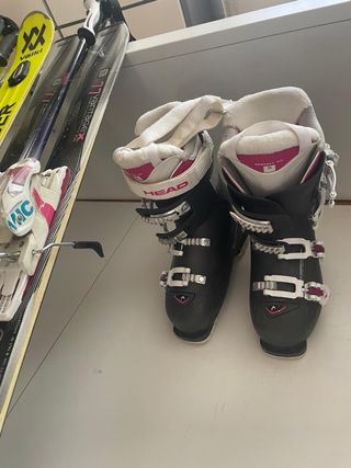 Esquís Atomic y Völkl con bastones