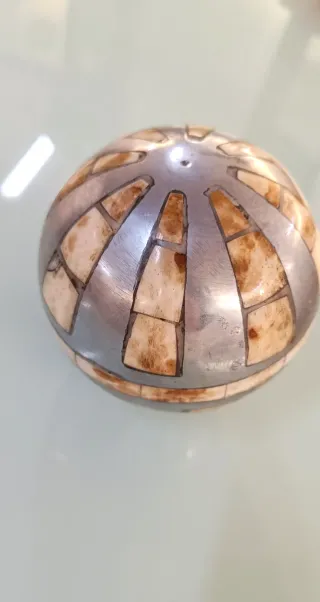 Bola decorativa metal y hueso