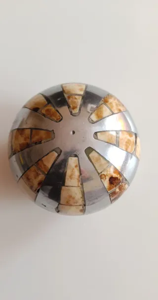 Bola decorativa metal y hueso