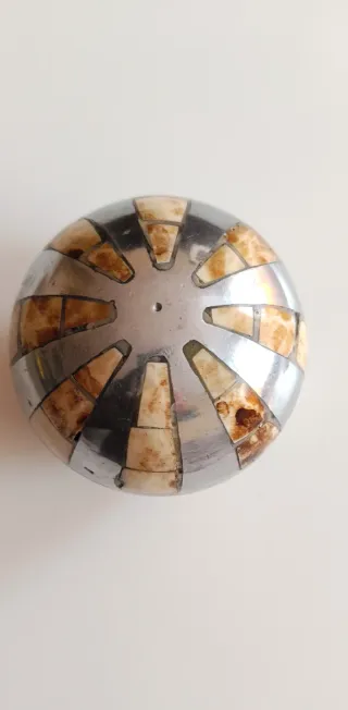 Bola decorativa metal y hueso