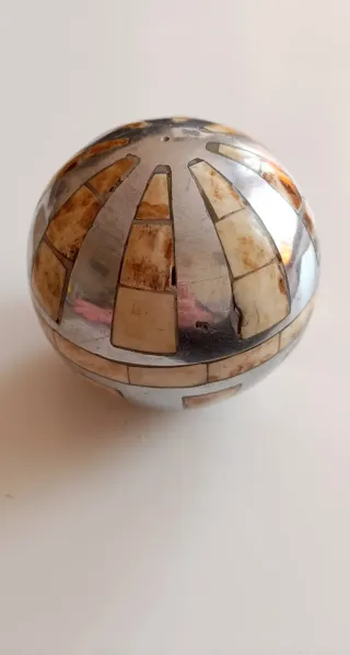 Bola decorativa metal y hueso