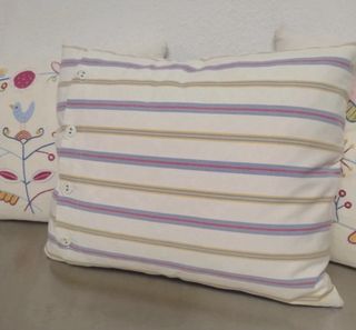 !!Excelente estado!! Dos cojines bordados IKEA