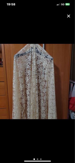 Mantillas de encaje beige