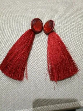 Pendientes largos con pedrería roja
