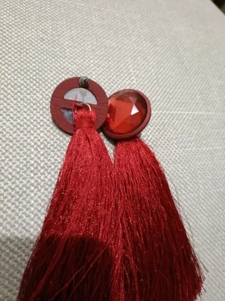 Pendientes largos con pedrería roja
