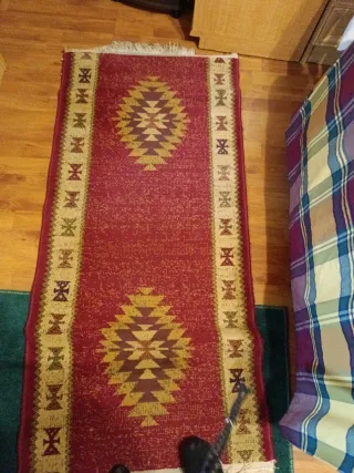 Alfombras pasilleras roja y amarilla,diversas