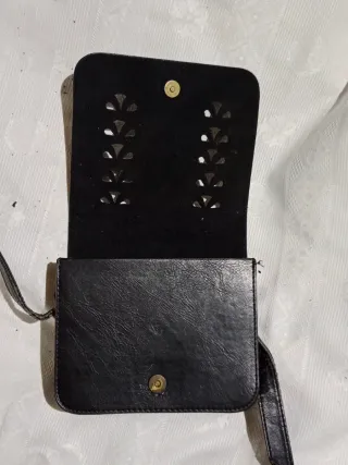 Bolso imitación cuero negro con correa