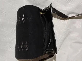 Bolso imitación cuero negro con correa
