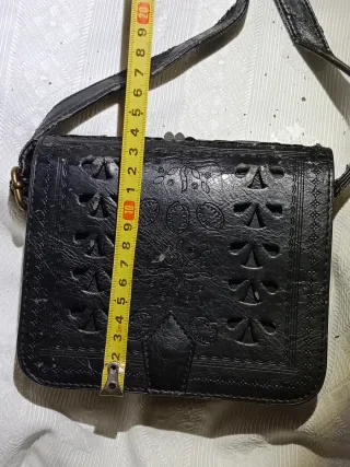 Bolso imitación cuero negro con correa