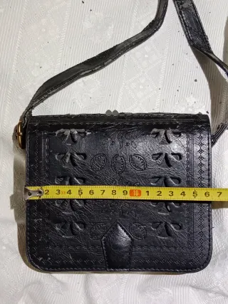 Bolso imitación cuero negro con correa