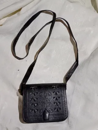 Bolso imitación cuero negro con correa