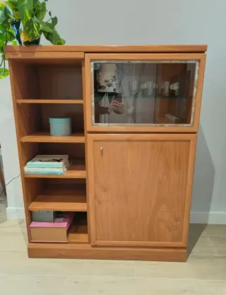 Mueble bar de madera y cristal