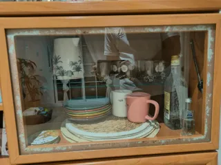 Mueble bar de madera y cristal