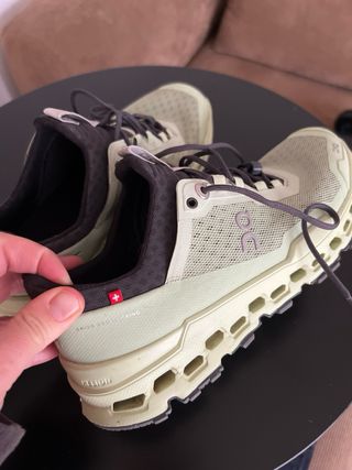 Zapatillas deportivas verdes y negras