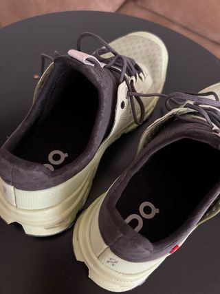 Zapatillas deportivas verdes y negras