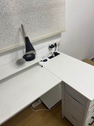 Escritorio blanco en L con cajoneras