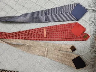 Lote de 3 corbatas Loewe (varios colores) 50€