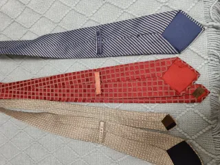 Lote de 3 corbatas Loewe (varios colores) 50€
