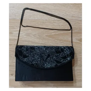 Bolso de mano negro con pedrería