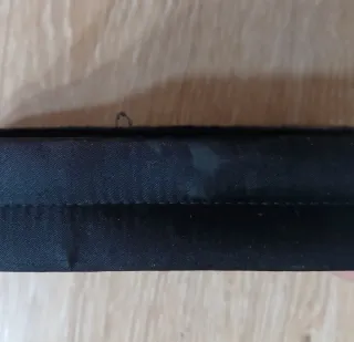 Bolso de mano negro con pedrería