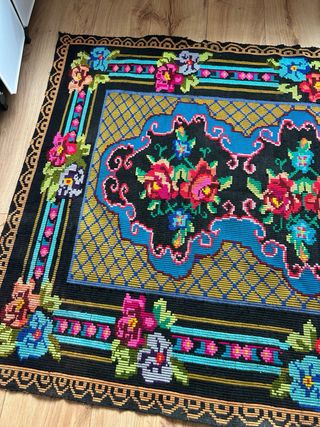 Tappeto in lana con fiori multicolore