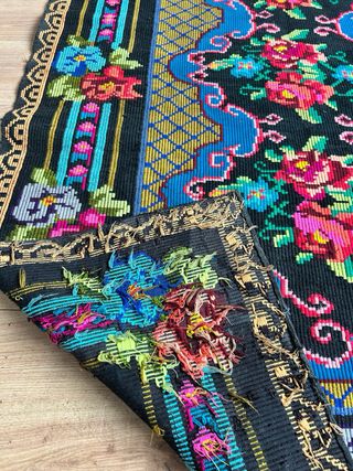 Tappeto in lana con fiori multicolore