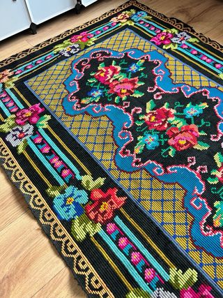 Tappeto in lana con fiori multicolore