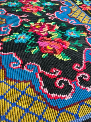 Tappeto in lana con fiori multicolore